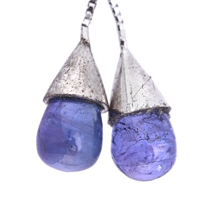 Lot 8 - 18k white gold earrings with two triangle cut diamonds and two amethyst stones