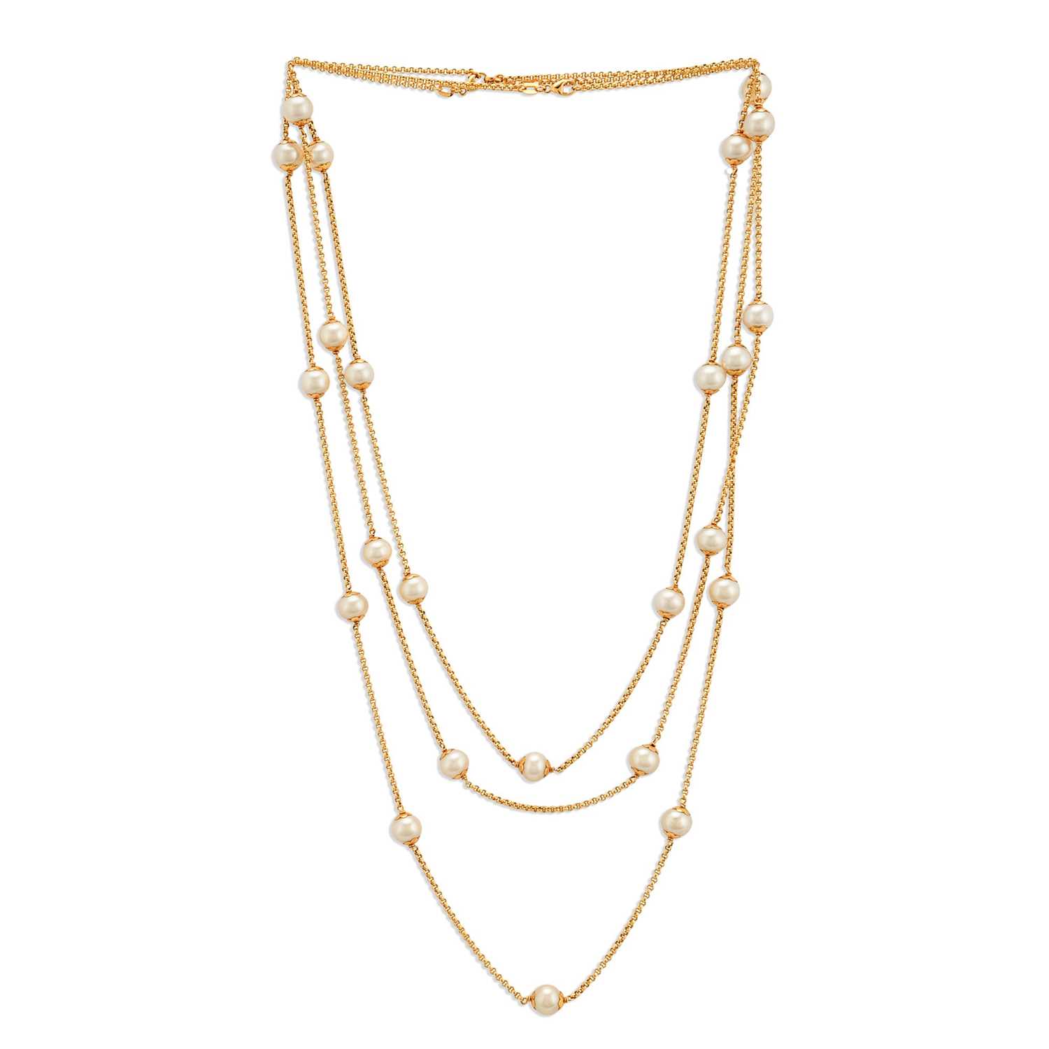 Lot 87 - 18k gold necklace decorated with white pearls