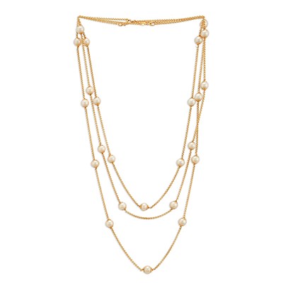 Lot 87 - 18k gold necklace decorated with white pearls